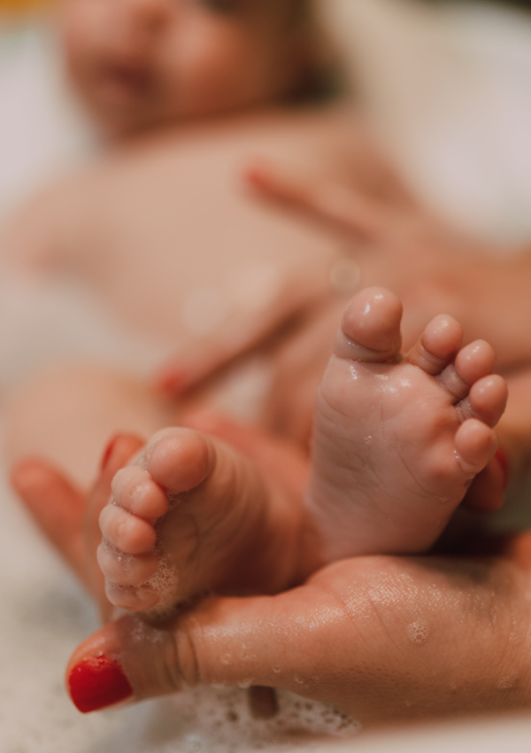 how to bathe baby in tub